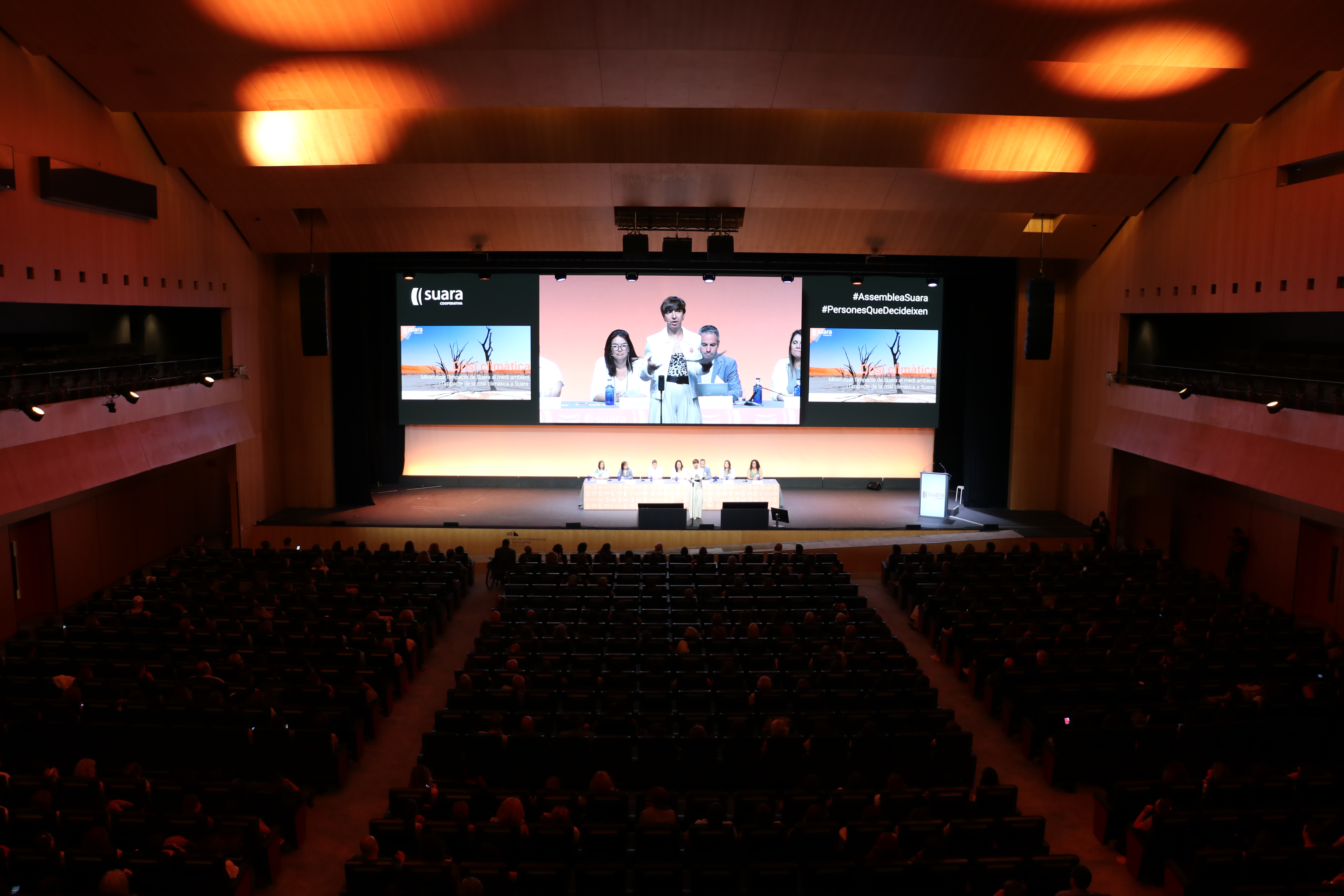 Laura Peracaula presentant a l'escenari els projectes estratègics