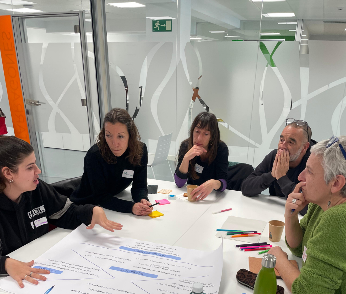 L'equip de la Lluïsa Fernández en el moment que estan pensant una activitat