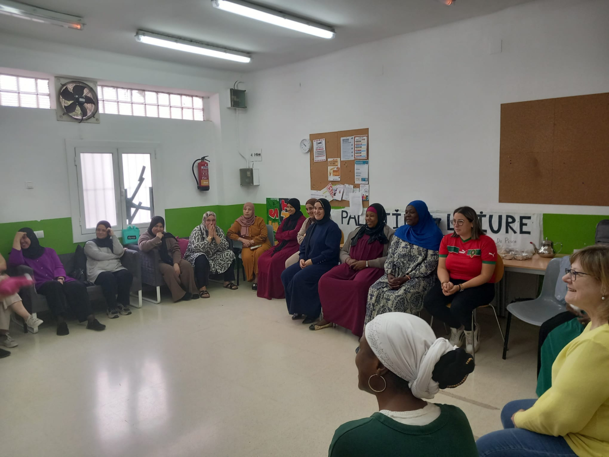 Xarxa Dones Pont Major durant en una rotllana per participar en una activitat grupal de creixement personal en el marc del taller de costura