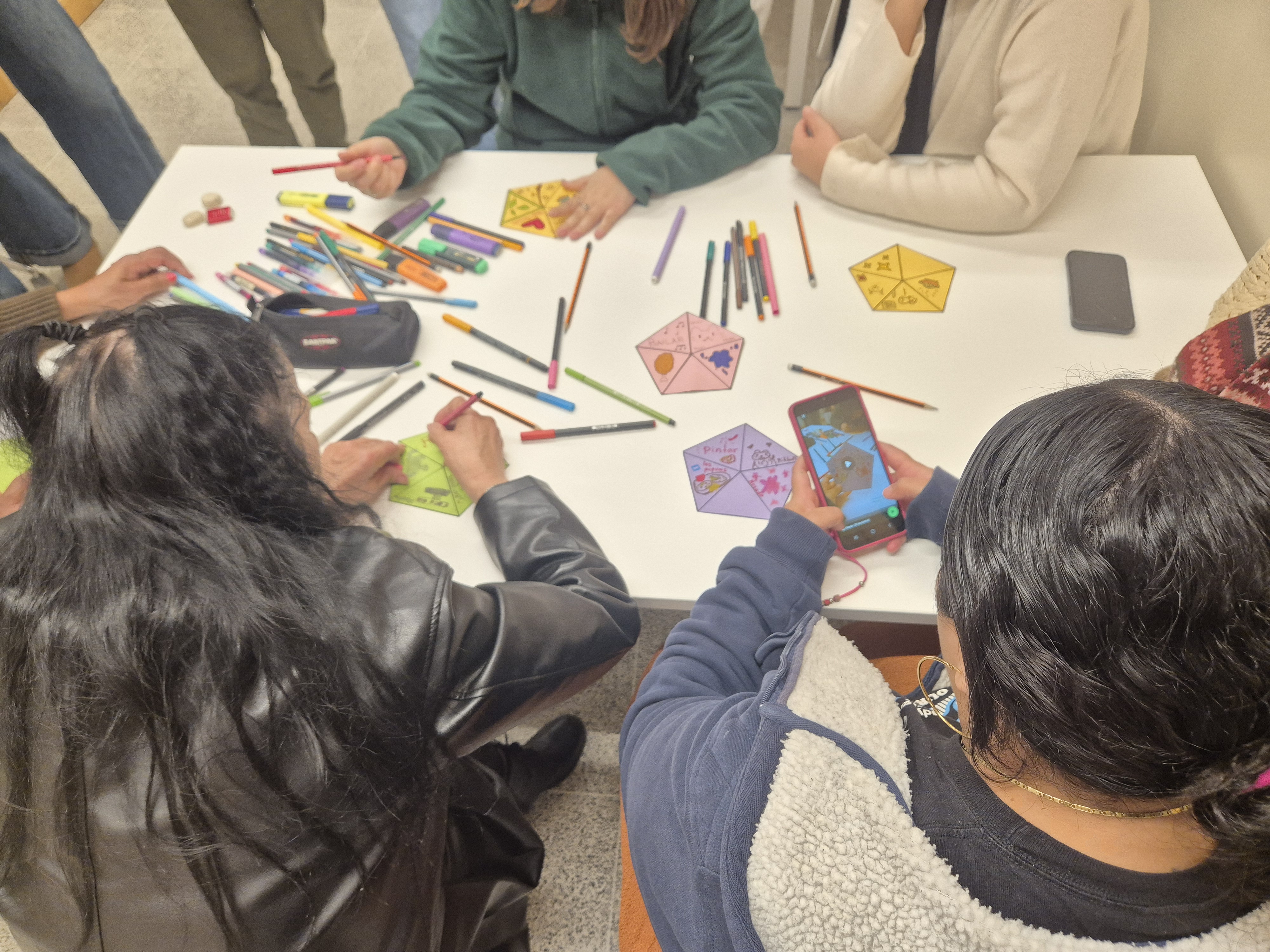 les dones ateses al CAI Sarrià treballen juntes en una jornada d'aprenentatge