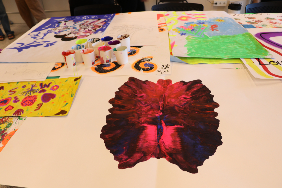 En l'estudi encara queden pintures residents pintades per exhibir