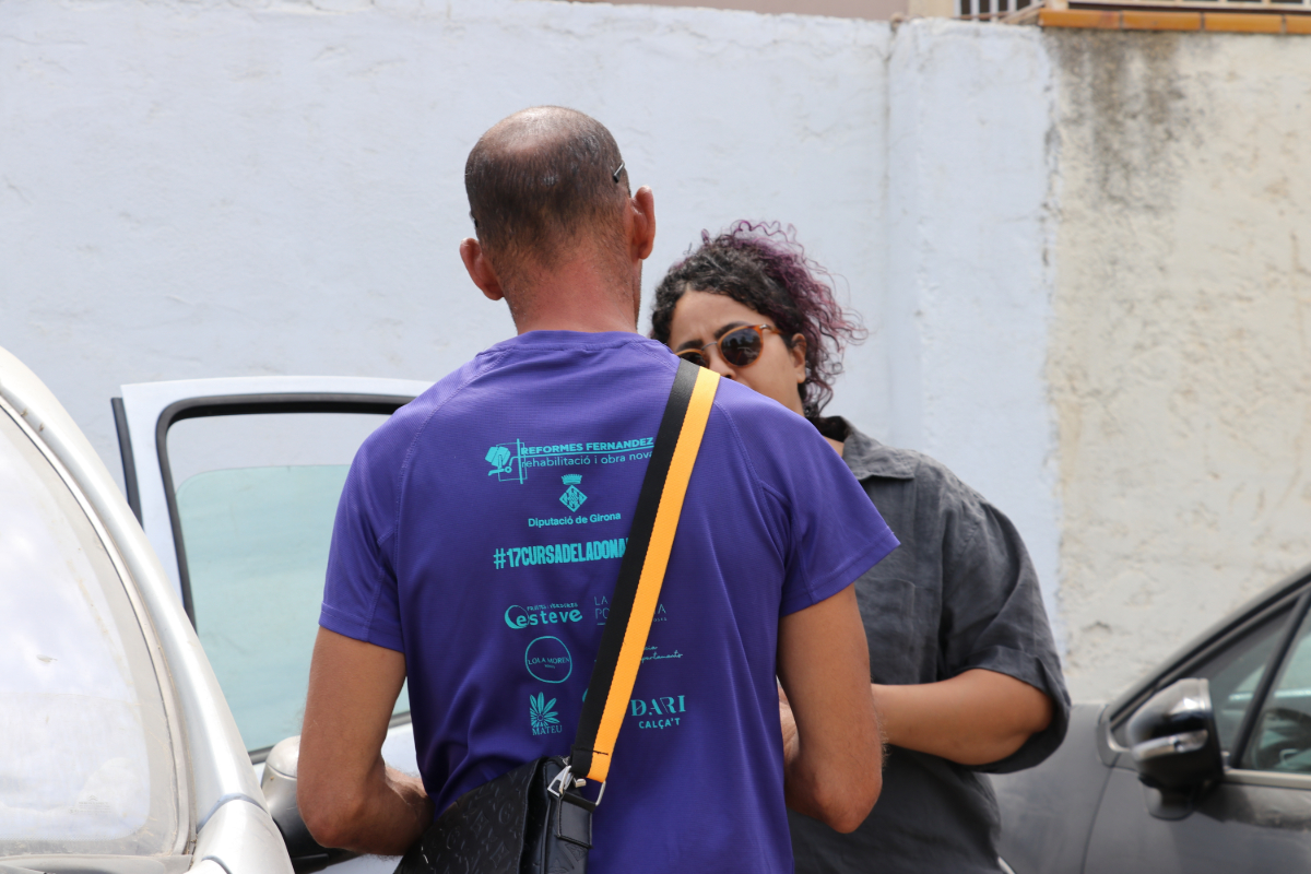 Hanae El Artab amb una persona atesa que viu dins d'un vehicle en un pàrquing gratuït de Roses
