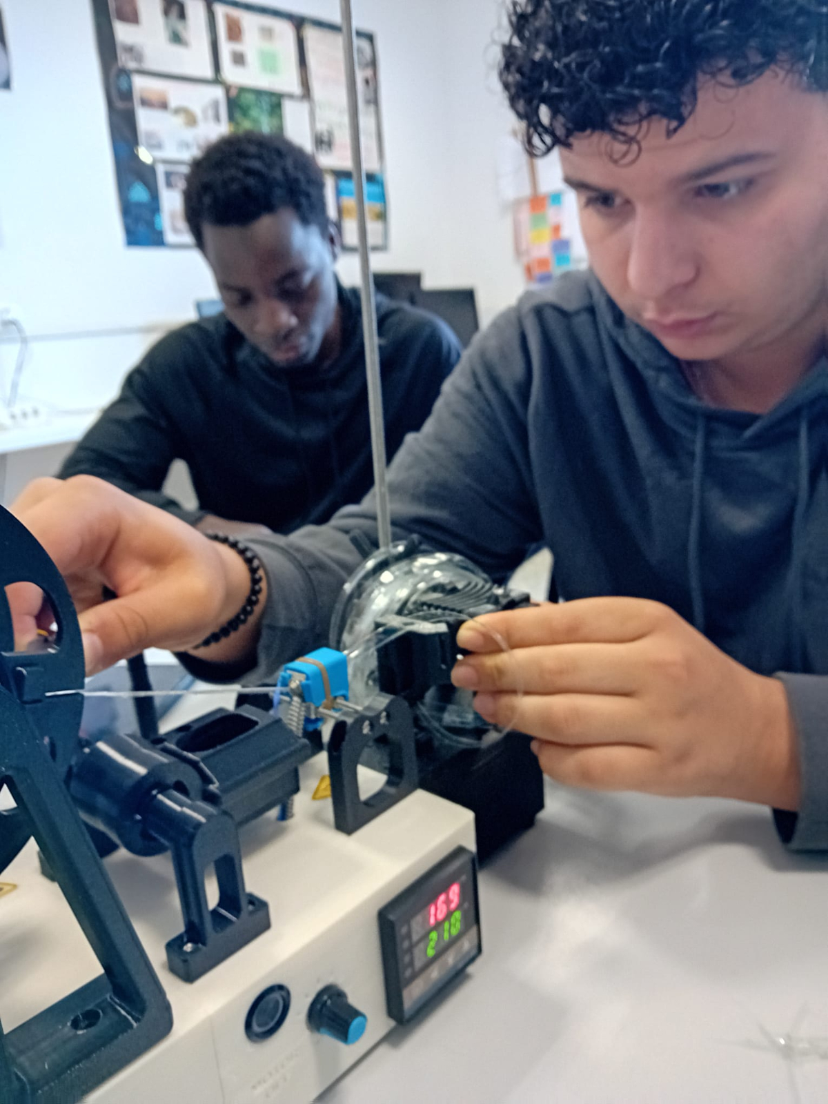 Joves creen filament per a impressores 3D amb ampolles reciclades