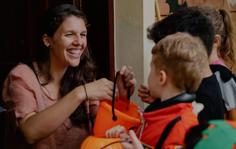 madre actividad de halloween con sus hijos