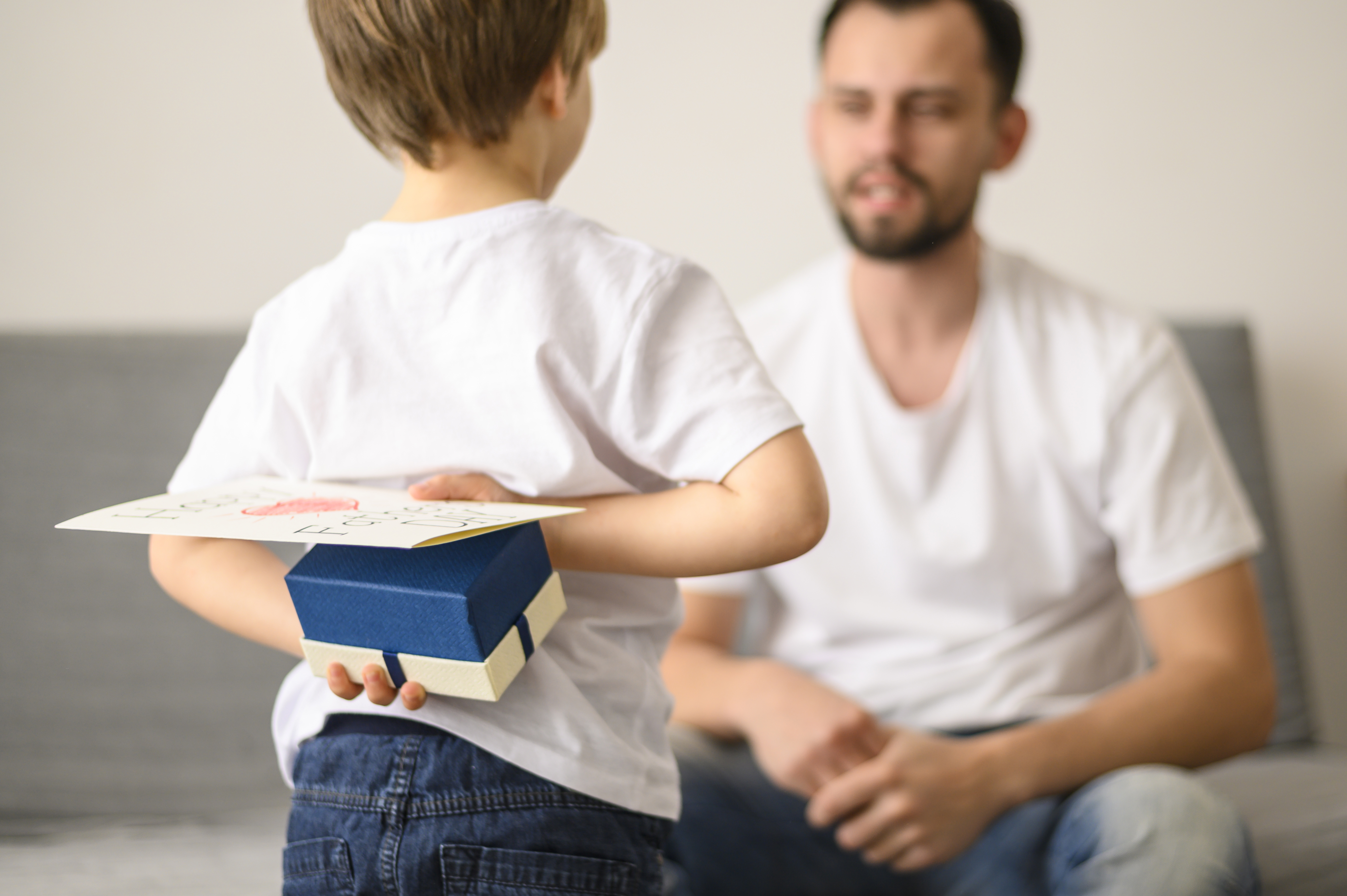 hijo regalo sorpresa padre