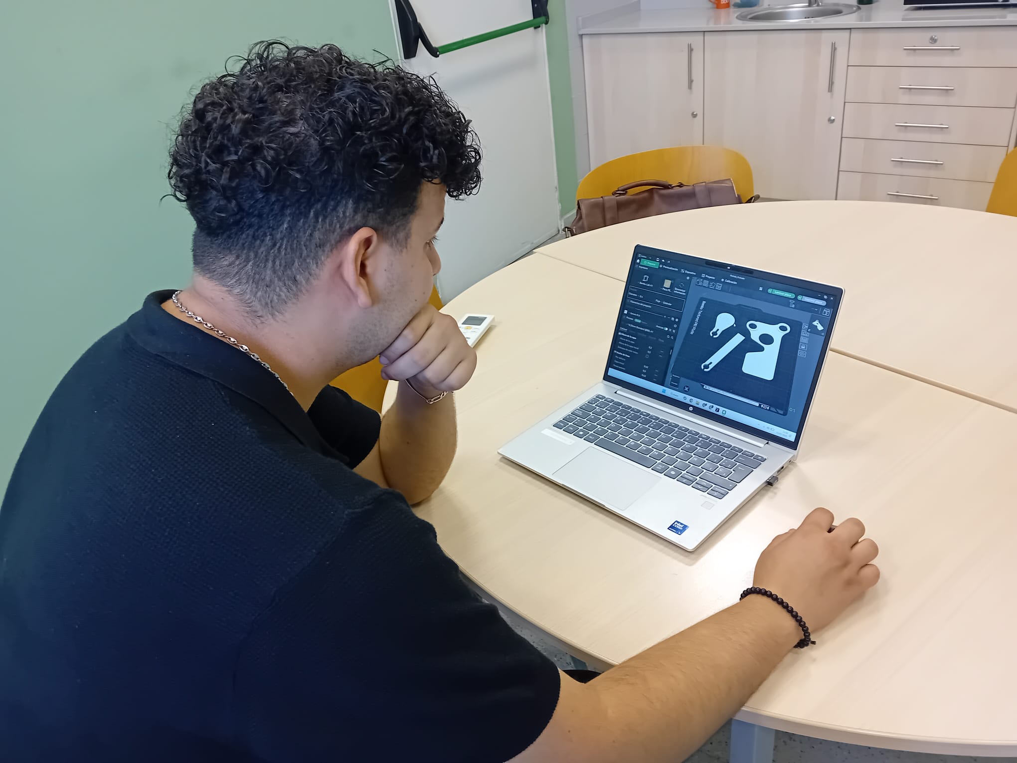 noi treballa a l'ordinador els prototips de les eines oftalmològiques