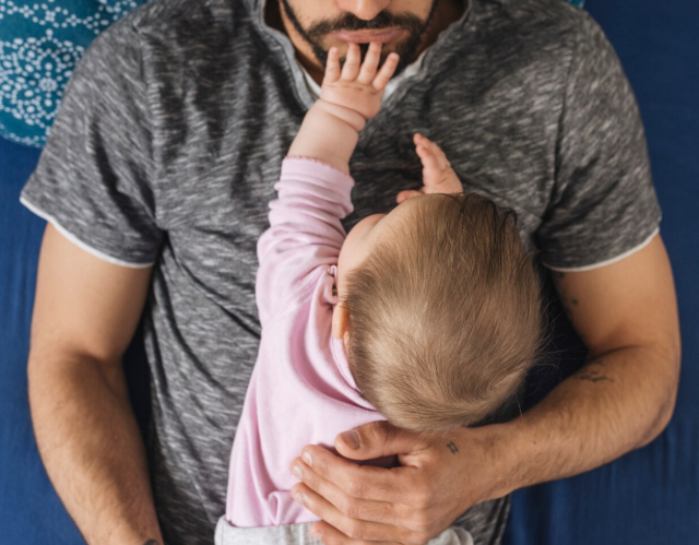 Padre abraza hija