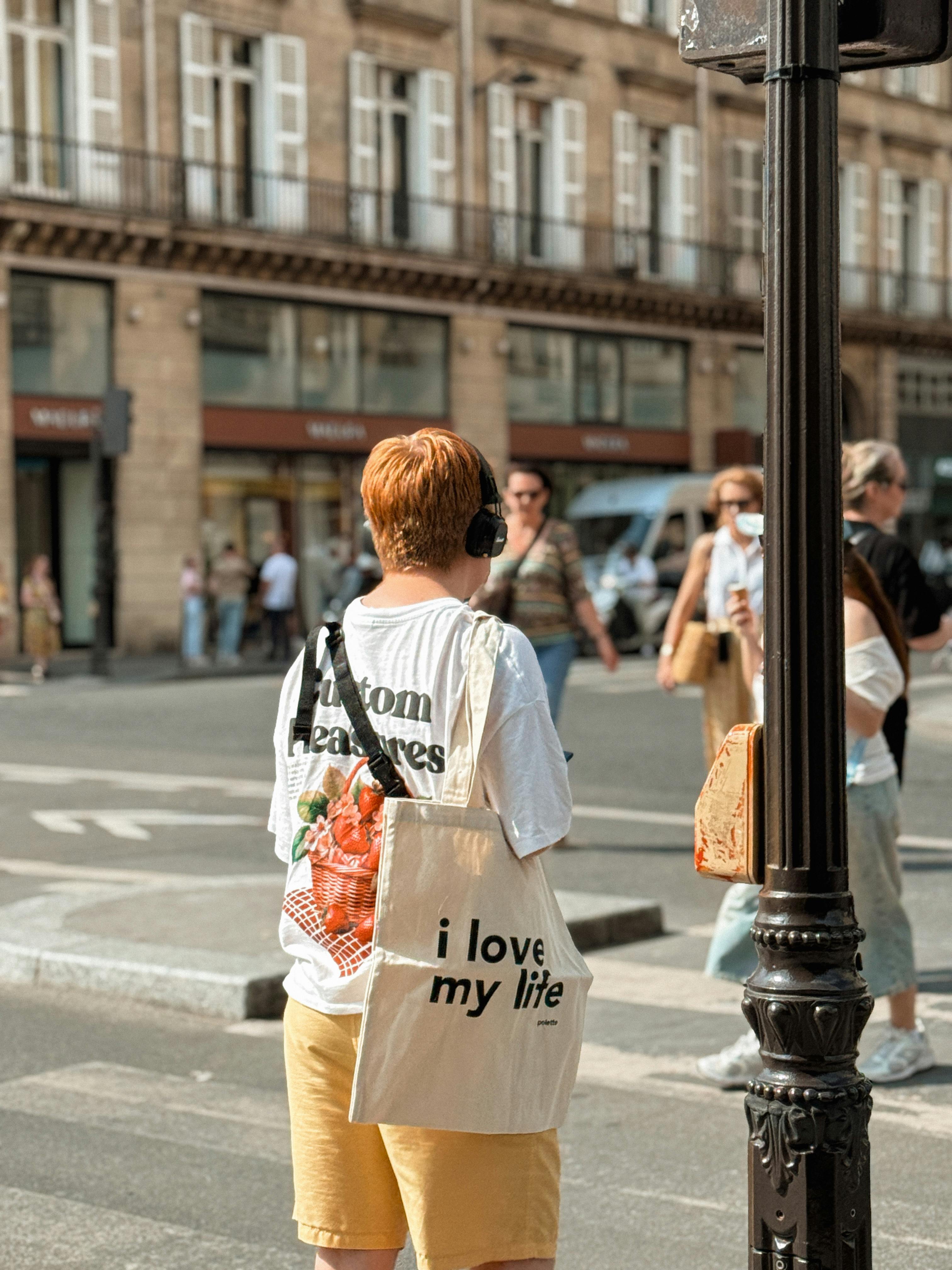 noi passejant al carrer amb una bossa i cascos