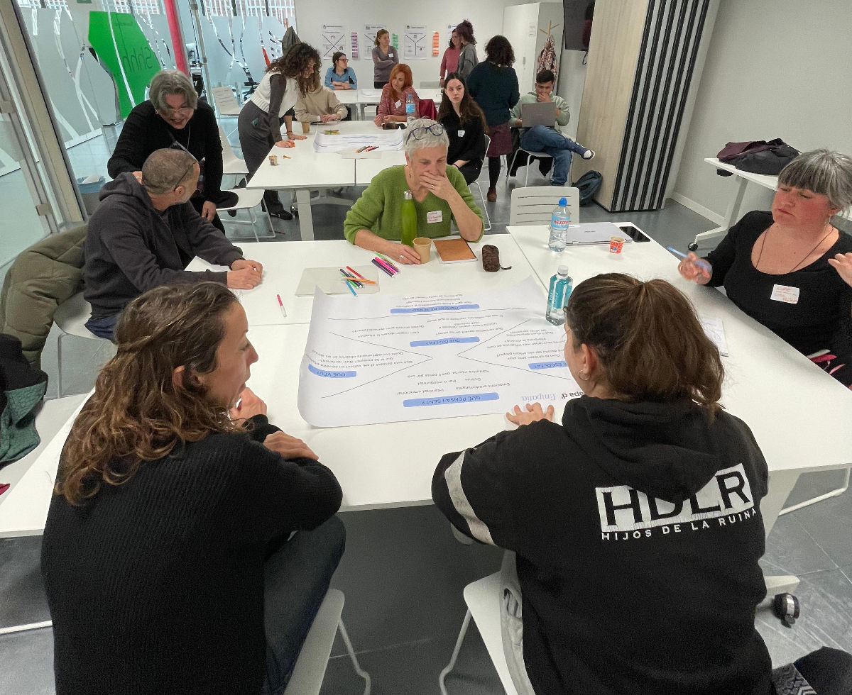 Les diferents persones participants en el hackató treballant en una de les dinàmiques