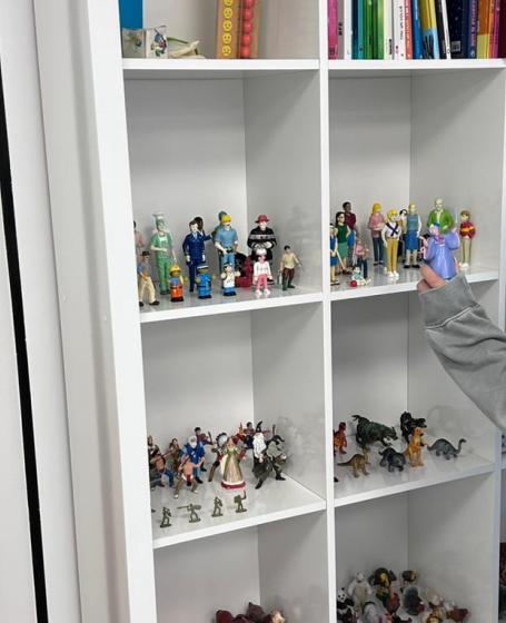 Una adolescent que acompanyen en el projecte de trauamateràpia