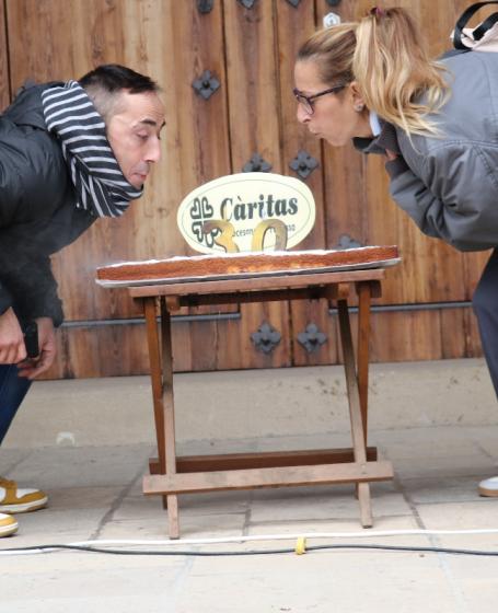 Dos personas atendidas en el Sara soplan las velas del pastel