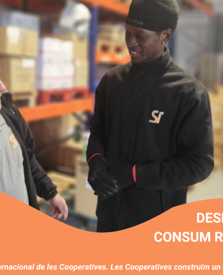 An elderly man and a young man of migrant origin work at the company Suara Inserció, which promotes the hiring of people in situations of social exclusion