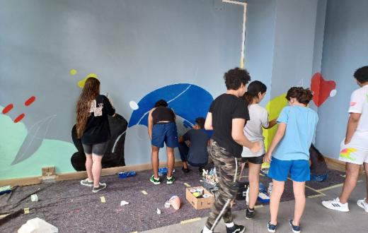 joves al taller de pintura