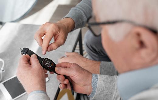 Projecte llars connectades implementa rellotges intel·ligents en l'atenció domiciliària