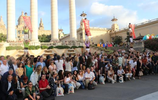 Les persones assistents al Congrés es fan una fotografia amb uns castellers de fonts que aixequen tres pancartes amb les tres P: Persona, Planeta i Propòsit