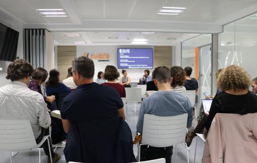 Un grup de persones que assisteixen presencialment a la jornada de realitat immersiva