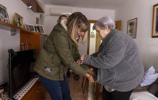 persona cuidadora ajudant una persona gran