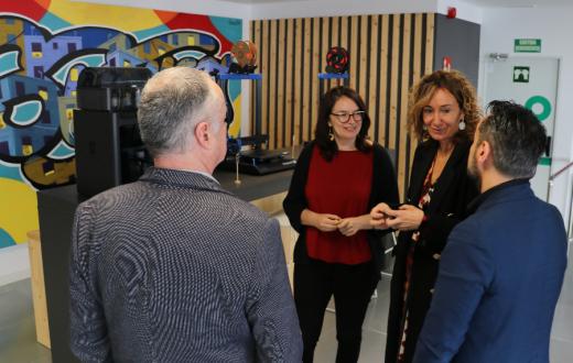 Leire durant la visita a Suara Cooperativa en la zona de les impressores 3D