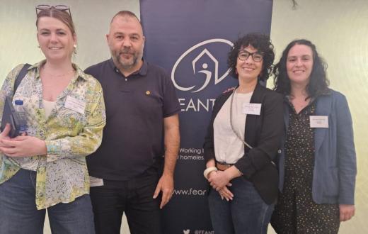 Grup de persones treballadores de Suara Cooperativa que va assistir a la reunió de FEANTSA a Atenes