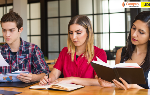 Uns alumnes estudien en una biblioteca (imatge de recurs)