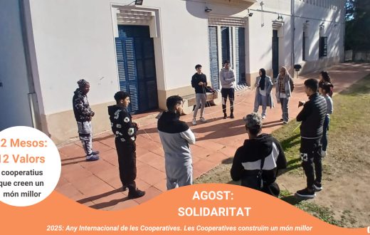 Imatge de la campanya del valor cooperatiu solidaritat amb un grup de joves del Sostre 360º i de la institut La Bastida fent una dinàmica grupal