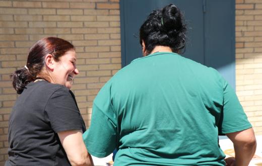 L'Amel Benmahdjoub amb una interna li explica com funciona el servei de mediació intercultural 