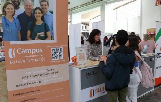 Estand de Suara al Saló de l'Ocupació amb persones que demanen informació