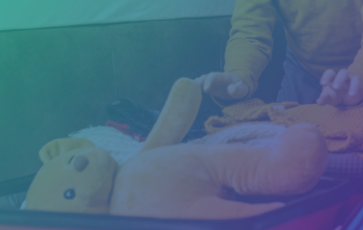Foto un infant guardant un peluix groc a una maleta