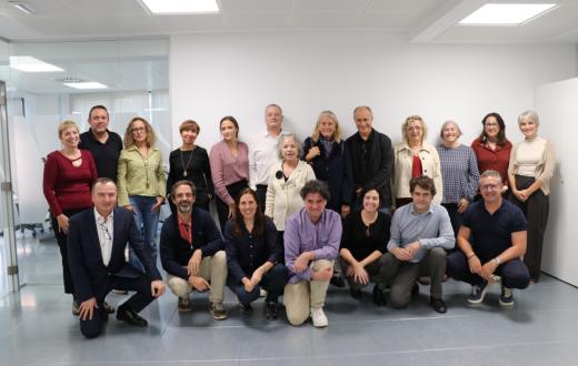 Foto de grup del Consell Assessor, la codirecció general de Suara Cooperativa, Laura Peracaula i Tomàs Llompart, i la representació de una representació de l’equip de lideratge estratègic