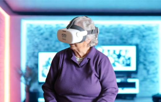 Senyora gran amb ulleres de Realitat Immersiva