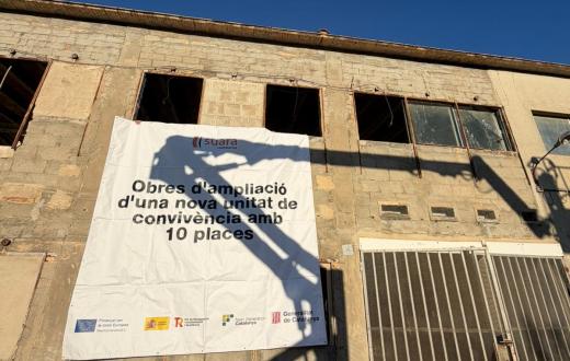 Edifici en construcció amb el cartell d'amplicació del Centre d'Acollida