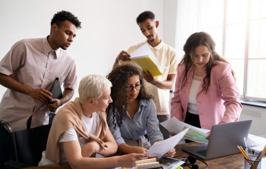 Un grup de persones diverses estan treballant juntes en una oficina