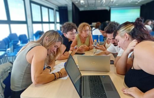 Una experta de Suara Cooperativa assessora un grup de persones del programa MAIS