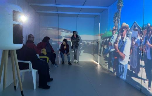 persones gaudint d un video en la sala immersiva de Suara