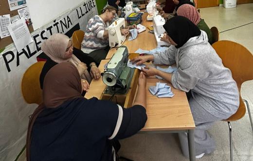 El grup de dones cusen durant la formació de costura