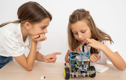 Dues noies amb un robot ede Lego