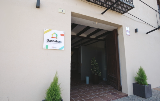 L'entrada de la Barnahus de Tortosa gestionada per Suara Cooperativa