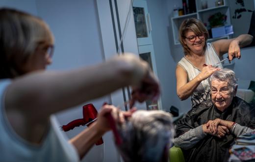 Treballadora centre residencial talla cabell dona atesa