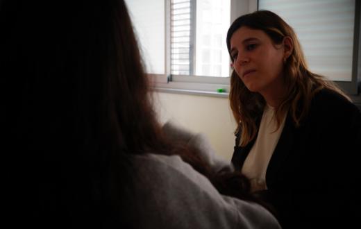 Àngela Cervantes parla  amb una dona atesa durant la seva visita a Marialar