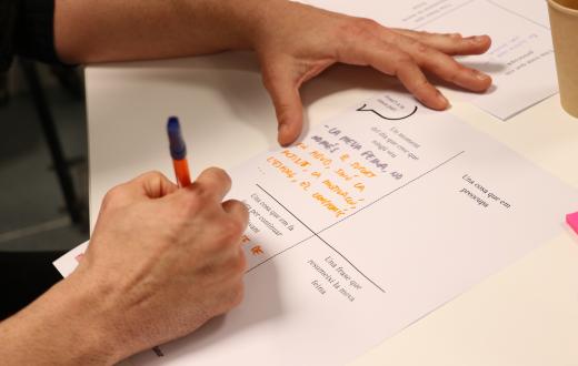 una persona escribint