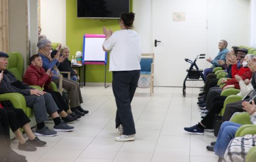 Una dona fa una activitat de dinamització en una residència per a persones grans de Suara Cooperativa