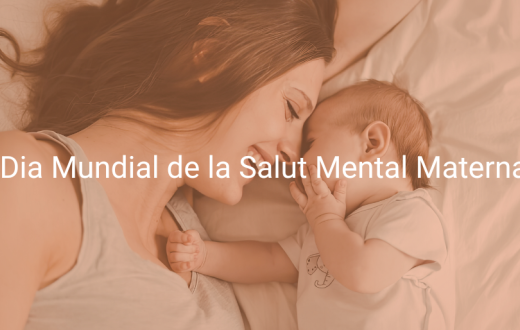Una mare i el seu nadó estirats al llit i a sobre el text 6 de maig Dia Mundial de la Salut Mental Materna