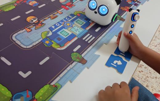 Infant amb un robot educatiu