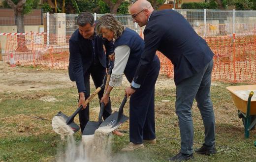 Les autoritats fan un clot per posar la primera pedra del Barnahus