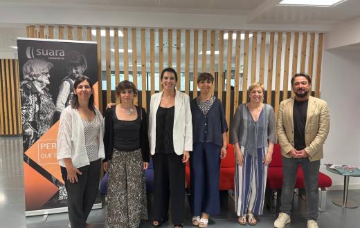 Foto institucional de Laia Arnal amb la codirecció general, Laura Peracaula, amb altres representants de Suara Cooperativa