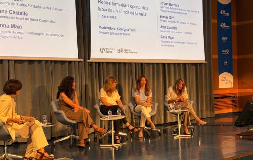 Jana Castells Guiu, directora tècnica de Talent de Suara, intervenint a la taula rodona de la jornada “Oportunitats laborals en l’àmbit de la salut i les cures”, celebrada a l’Hospital Universitari Vall d’Hebron