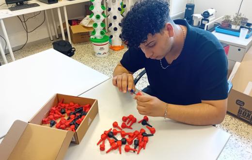 Un jove que atenem a Lleida manipula un dels connectors per a sistemes de distribució d’oxigen creat amb impressores 3D