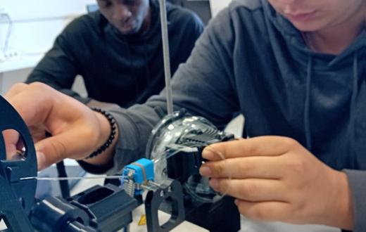 Joves fan amb ampolles reciclades filament per impressores 3D 