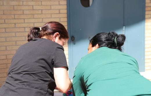 Una professional del servei de mediació intercultural de Suara Cooperativa acompanya una dona privada de llibertat