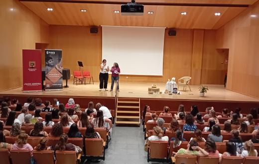 imatge del teatre d'Abrera ple de professionals de l'escoles bressol